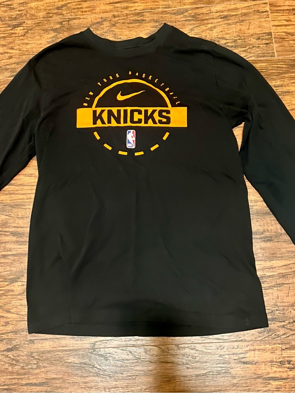 NIKE Men’s Large New York Knicks Basketball black long sleeve tee